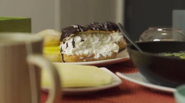 Çikolata ve kremalı Lezzetli Eclairs 'in yakın çekimi. Yüksek kalite 4k görüntü