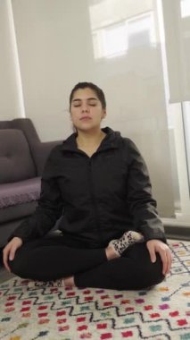 Evde Farkındalık Meditasyonu Yapan Kadın. Evde Farkındalık Meditasyonu Yapan Yüksek Kaliteli 4K 'lık bir kadın.