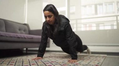 Yoga antrenmanında kollarını uzatan kadın. Yüksek kalite 4k görüntü