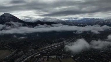 Santiago ve And Dağları 'nın bulutlu hava manzarası. Yüksek kalite 4k görüntü