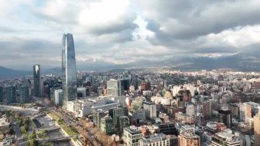 Modern Şehir Skyline Santiago, Şili 'nin panoramik hava görüntüsü. Yüksek kalite 4k görüntü