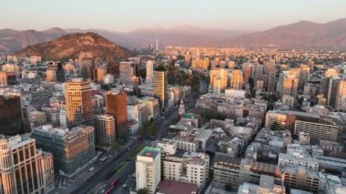 Şili Bayrağı ile Santiago 'nun Günbatımı Hava Görüntüsü. Yüksek kalite 4k görüntü