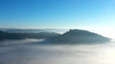  Sisli Sabah Tepede Sis Katmanları ve Açık Mavi Gökyüzü. Yüksek kaliteli FullHD görüntüler