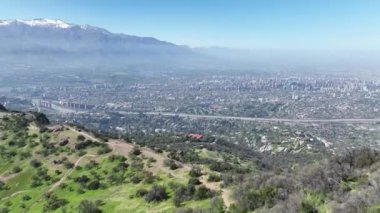  Sisli Sabah Tepede Sis Katmanları ve Açık Mavi Gökyüzü. Yüksek kaliteli FullHD görüntüler