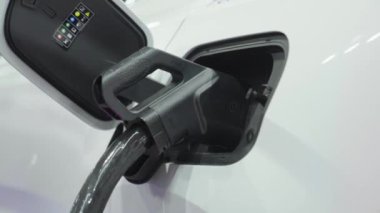 Fişe takılı elektrikli araba şarj portu. Yüksek kalite 4k görüntü