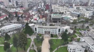 Şehir Merkezindeki Tarihi Bina Şehir Manzarası ile çevrilidir. Yüksek kalite 4k görüntü