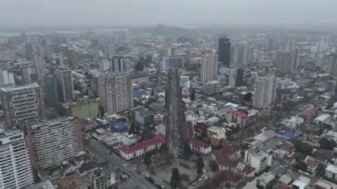 Kalabalık bir şehirde, gökdelenli binaların olduğu bulutlu bir gün. Yüksek kalite 4k görüntü