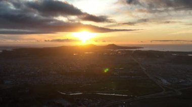  Coastal River ve Sunset 'te Scenic Horizon ile birlikte. Yüksek kalite 4k görüntü