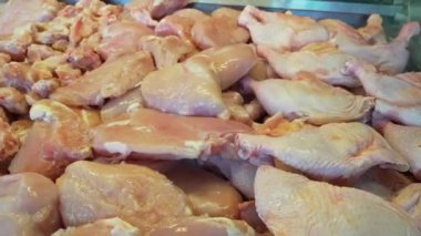 Piyasada Taze Çiğ Tavuk Parçaları. Yüksek kalite 4k görüntü