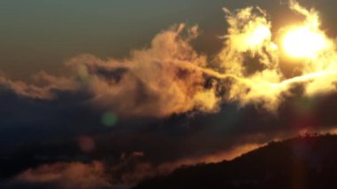 : Dağ bulutları üzerinde dramatik gün batımı. Yüksek kalite 4k görüntü