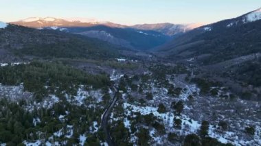 Karlı Dağ manzarası üzerinde panoramik günbatımı. Yüksek kalite 4k görüntü