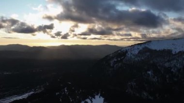 Karlı Dağ manzarası üzerinde panoramik günbatımı. Yüksek kalite 4k görüntü