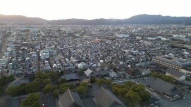 Gün batımında Kyoto şehri ve Hokan-ji Tapınağı 'nın havadan görüntüsü. Yüksek kalite 4k görüntü