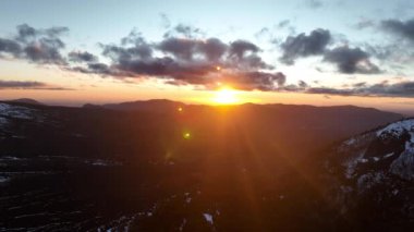 : Dağ bulutları üzerinde dramatik gün batımı. Yüksek kalite 4k görüntü