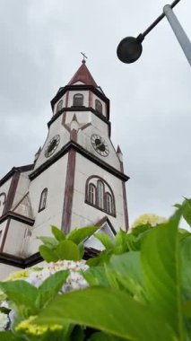 Bulutlu Gökyüzü Puerto Varas 'lı tarihi kilise. Yüksek kalite 4k görüntü