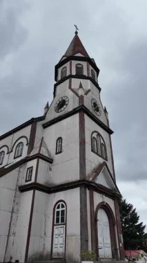 Bulutlu Gökyüzü Puerto Varas 'lı tarihi kilise. Yüksek kalite 4k görüntü