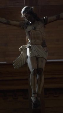 Ahşap Kilise İçi, Haç ve Ilık Aydınlatma ile. Yüksek kalite 4k görüntü