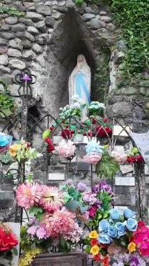 Renkli Çiçeklerle Bakire Mary Grotto. Yüksek kalite 4k görüntü