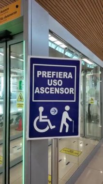 Kamu İstasyonunda Engelliler ve Yaşlılar için Asansör Kullanım İşareti. Yüksek kalite 4k görüntü