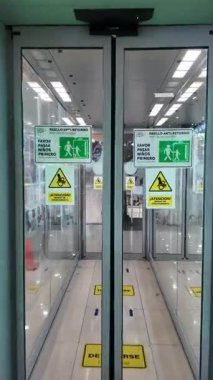 Modern Transit Terminalinde Otomatik Sürgülü Cam Kapılar. Yüksek kalite 4k görüntü