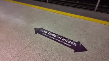 Metro katındaki Platform Direction Arrow. Yüksek kalite 4k görüntü