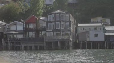 Chiloe Adası 'nın kıyı şeridi boyunca geleneksel Stilt Evleri. Yüksek kalite 4k görüntü