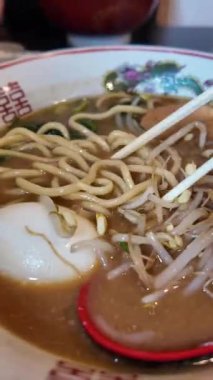 Yumurta ve Bean Sprout 'lu Ramen Bowl' un yakın çekimi. Yüksek kalite 4k görüntü