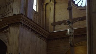 Ahşap Kilise İçi, Haç ve Ilık Aydınlatma ile. Yüksek kalite 4k görüntü