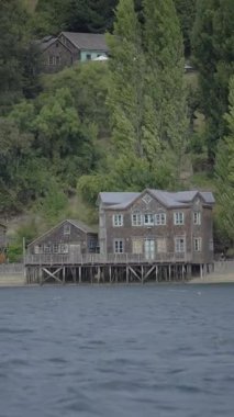 Chiloe 'daki Stilts Gölü' nün yanındaki gözlerden uzak bir evde. Yüksek kalite 4k görüntü