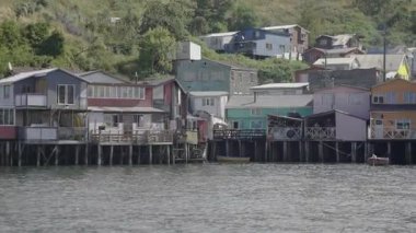 Chiloe Adası 'nın kıyı şeridi boyunca geleneksel Stilt Evleri. Yüksek kalite 4k görüntü