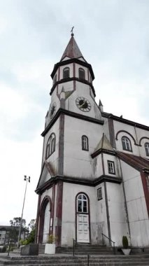 Bulutlu Gökyüzü Puerto Varas 'lı tarihi kilise. Yüksek kalite 4k görüntü