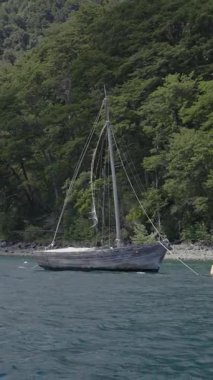 Kıyıya yakın terk edilmiş bir yelkenli. Yüksek kalite 4k görüntü