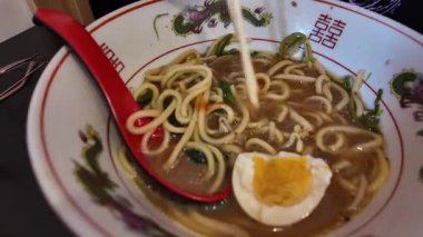 Yumurta ve Bean Sprout 'lu Ramen Bowl' un yakın çekimi. Yüksek kalite 4k görüntü