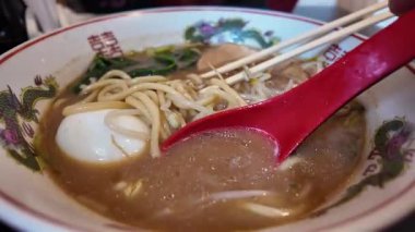 Yumurta ve Bean Sprout 'lu Ramen Bowl' un yakın çekimi. Yüksek kalite 4k görüntü