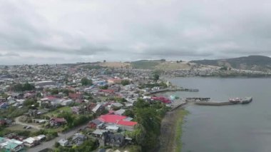 Coastal City ve Bayside Area 'nın geniş havadan görüntüsü. Yüksek kalite 4k görüntü