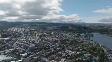 Coastal City ve Bayside Area 'nın geniş havadan görüntüsü. Yüksek kalite 4k görüntü