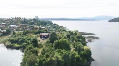 Lush Green Yarımadası ile Lakeside Serenity. Yüksek kalite 4k görüntü