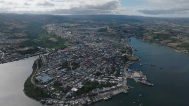 Coastal City ve Bayside Area 'nın geniş havadan görüntüsü. Yüksek kalite 4k görüntü