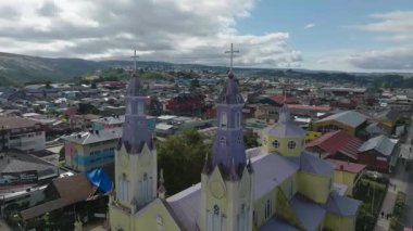 San Francisco 'nun ikonik sarı kilisesi Castro Chiloe. Yüksek kalite 4k görüntü