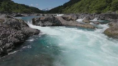 Narrow Gorge 'daki Koyu Kayalıklar Üzerindeki Öfkeli Şelale. Yüksek kalite 4k görüntü