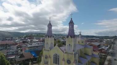 San Francisco 'nun ikonik sarı kilisesi Castro Chiloe. Yüksek kalite 4k görüntü