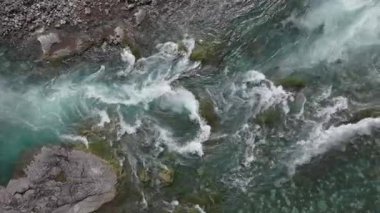 Narrow Gorge 'daki Koyu Kayalıklar Üzerindeki Öfkeli Şelale. Yüksek kalite 4k görüntü