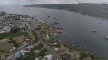 Coastal City ve Bayside Area 'nın geniş havadan görüntüsü. Yüksek kalite 4k görüntü