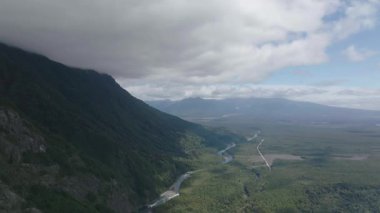 Blue Lake 'e akan nehirli Dağ Vadisi. Yüksek kalite 4k görüntü