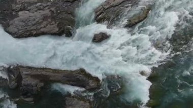 Narrow Gorge 'daki Koyu Kayalıklar Üzerindeki Öfkeli Şelale. Yüksek kalite 4k görüntü