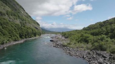 Şili Petrohue Şelaleleri 'ndeki Orman ve Volkanik Kayalıklardan Nehir Akıntısı. Yüksek kalite 4k görüntü