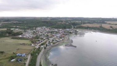 Kırsal kesimle çevrili sahil köyünün havadan görüntüsü. Yüksek kalite 4k görüntü