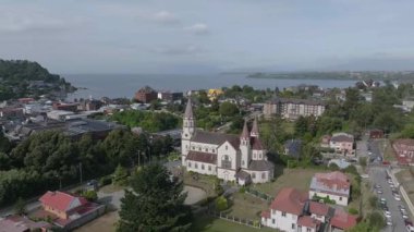 Puerto-Varas los lagos 'taki ünlü kilise. Şili, modern arka plan, Porto-Varas-los-lagos. Yüksek kalite 4k görüntü
