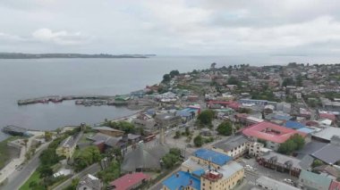 Coastal City ve Bayside Area 'nın geniş havadan görüntüsü. Yüksek kalite 4k görüntü