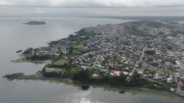 Coastal City ve Bayside Area 'nın geniş havadan görüntüsü. Yüksek kalite 4k görüntü